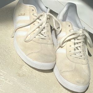 Adidas Gazelle Shoes with suede material